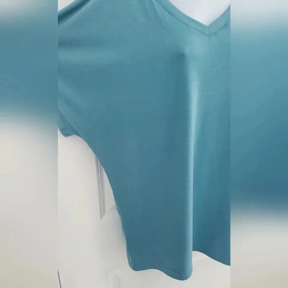 NEW V-Neck Top - Picture 8 of 10